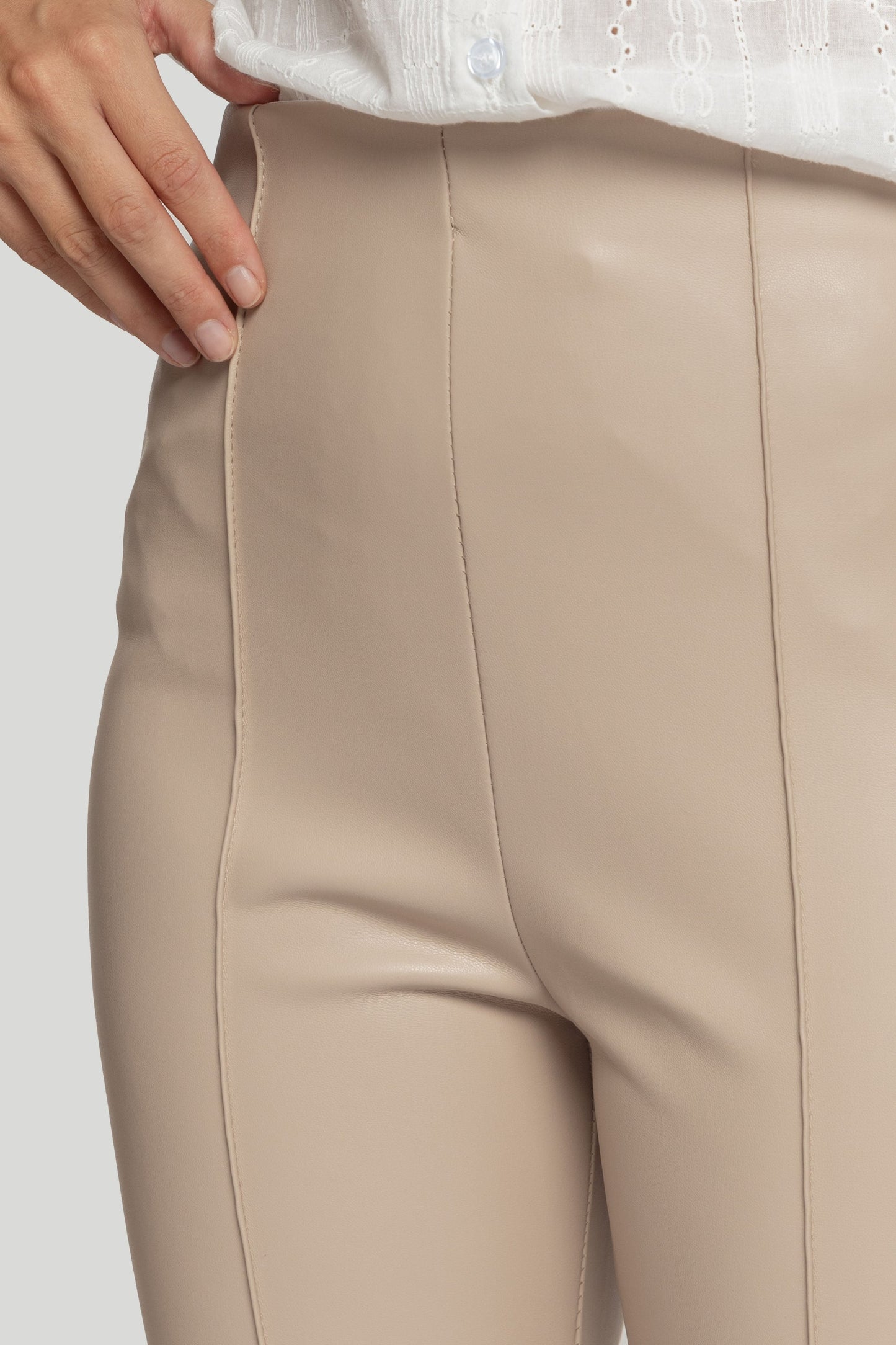 PANTALÓN ARMONIAS EFECTO PIEL