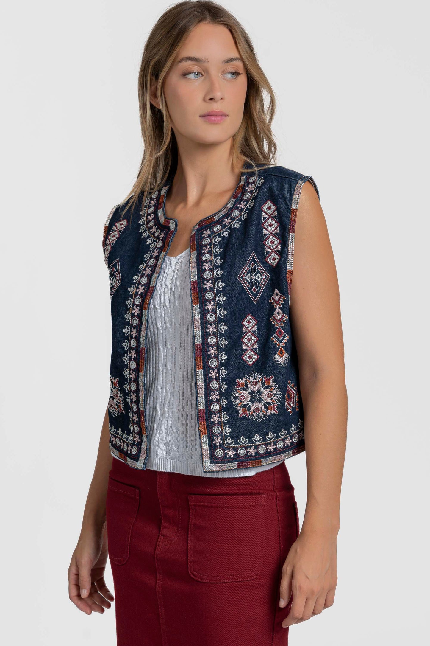 CHALECO ARMONIAS BORDADOS